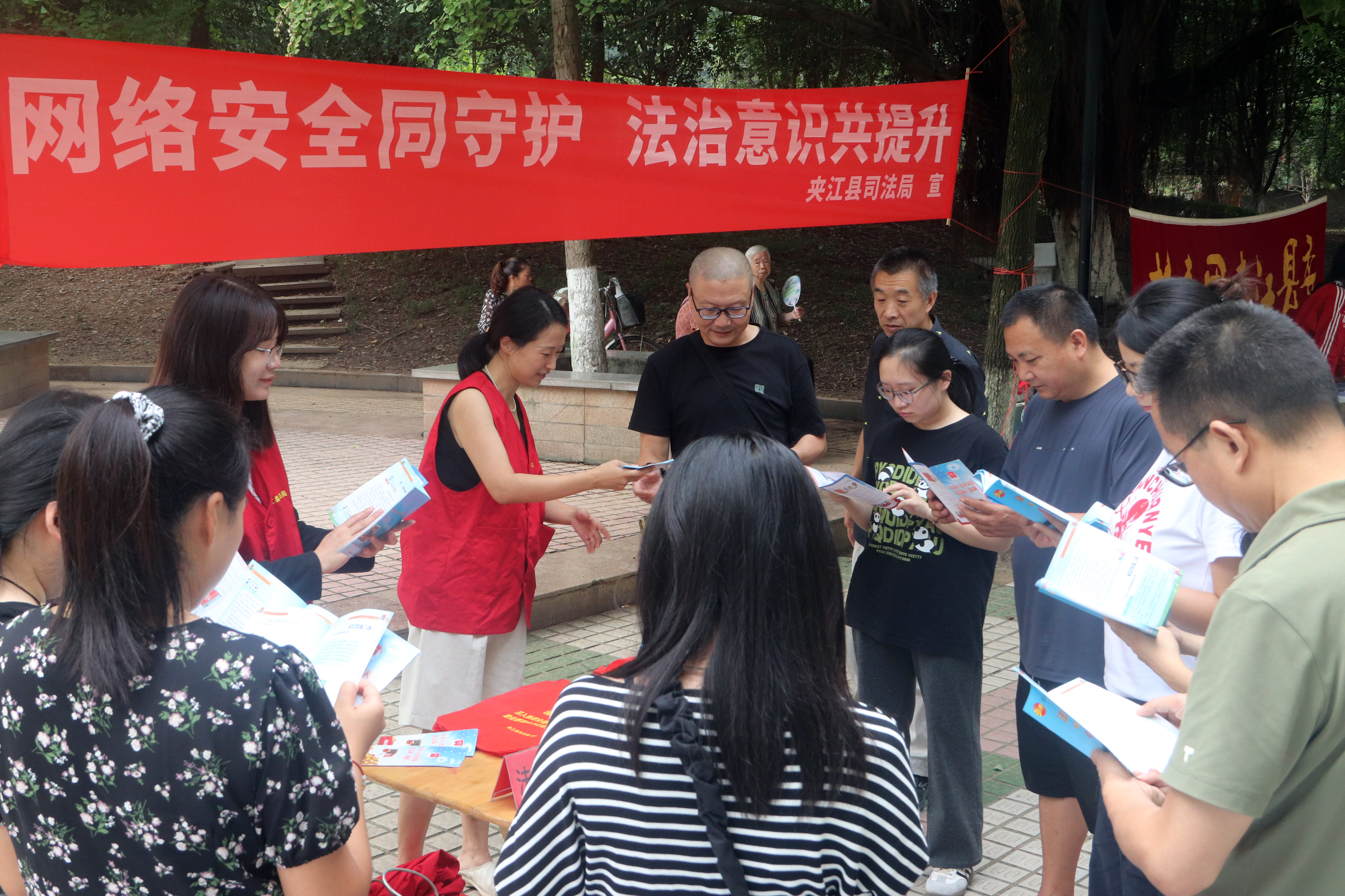 9月15日，夹江县司法局在夹江广场开展网络安全宣传周活动图片1