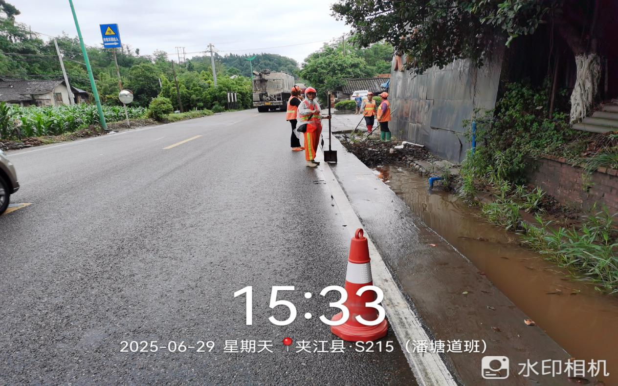 工作人员清沟排水