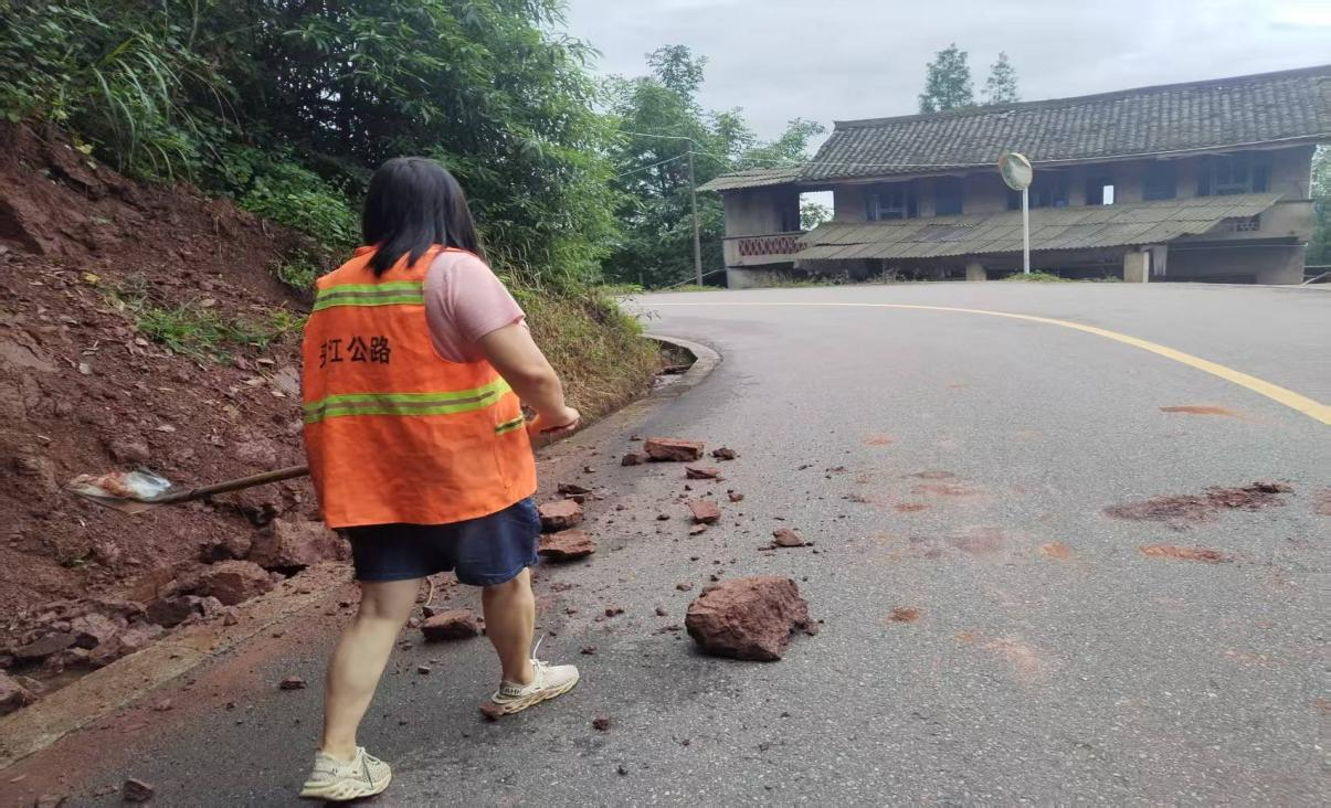 工作人员清理落石