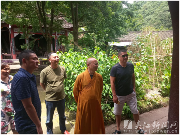 乐山市委统战部副部长、市民宗委主任吉春林一行赴夹江县考察调研