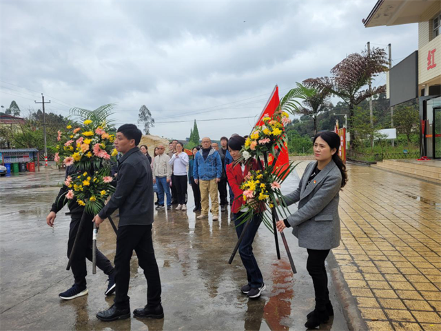 向西山农民武装暴动纪念碑献花篮