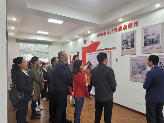 参观红色西山革命教育基地展厅
